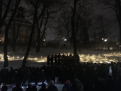 Nobelovská světla: Louka se světluškami a chór.
